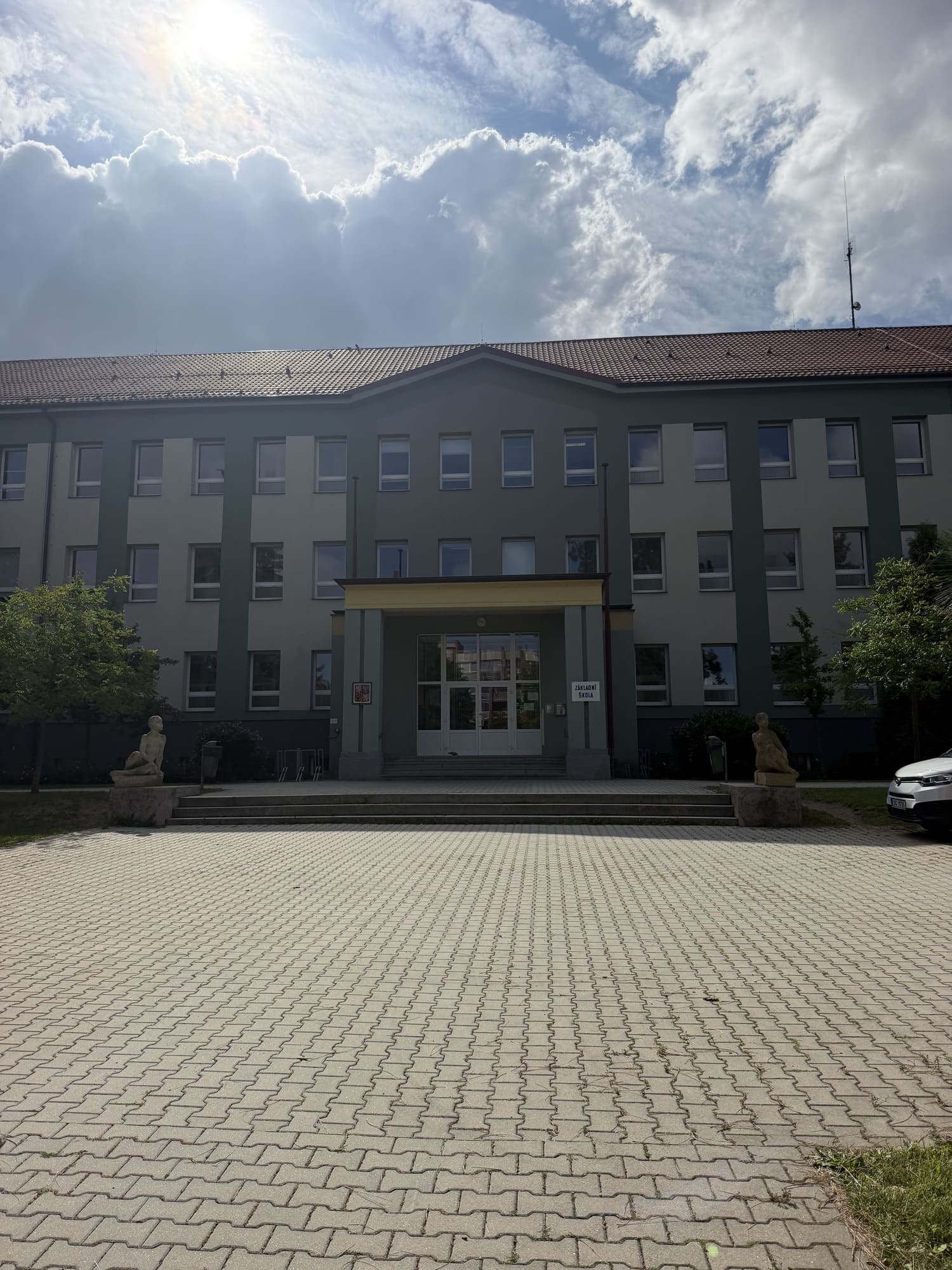 ZŠ Školní náměstí 628 — pohled 1